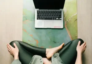 Yoga online med vårt videotek.