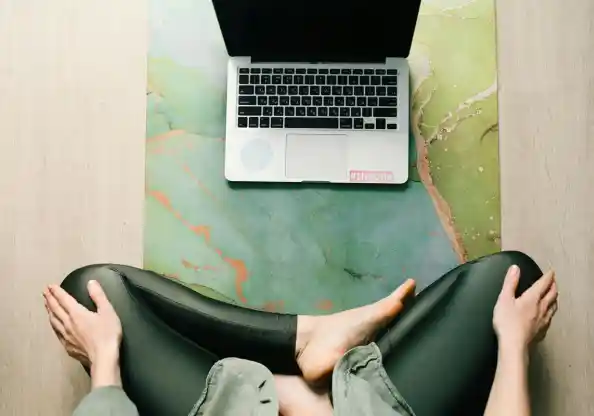 Yoga online med vårt videotek.