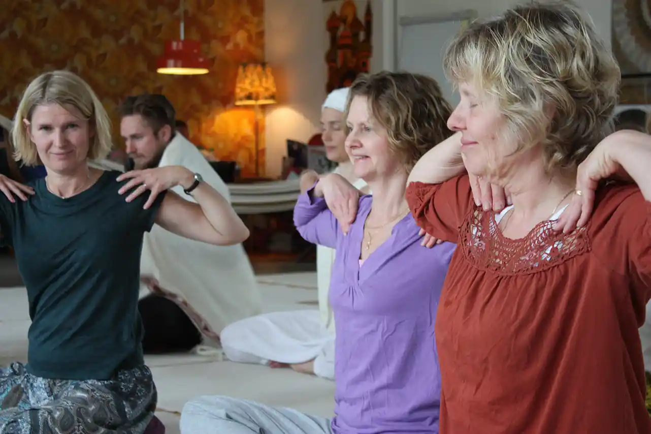 Yoga med oss i studion hos Yogaland i Vällingby, Västerort.